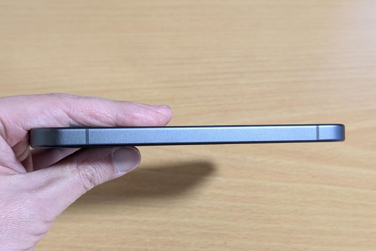 左側面にボタン類はなし