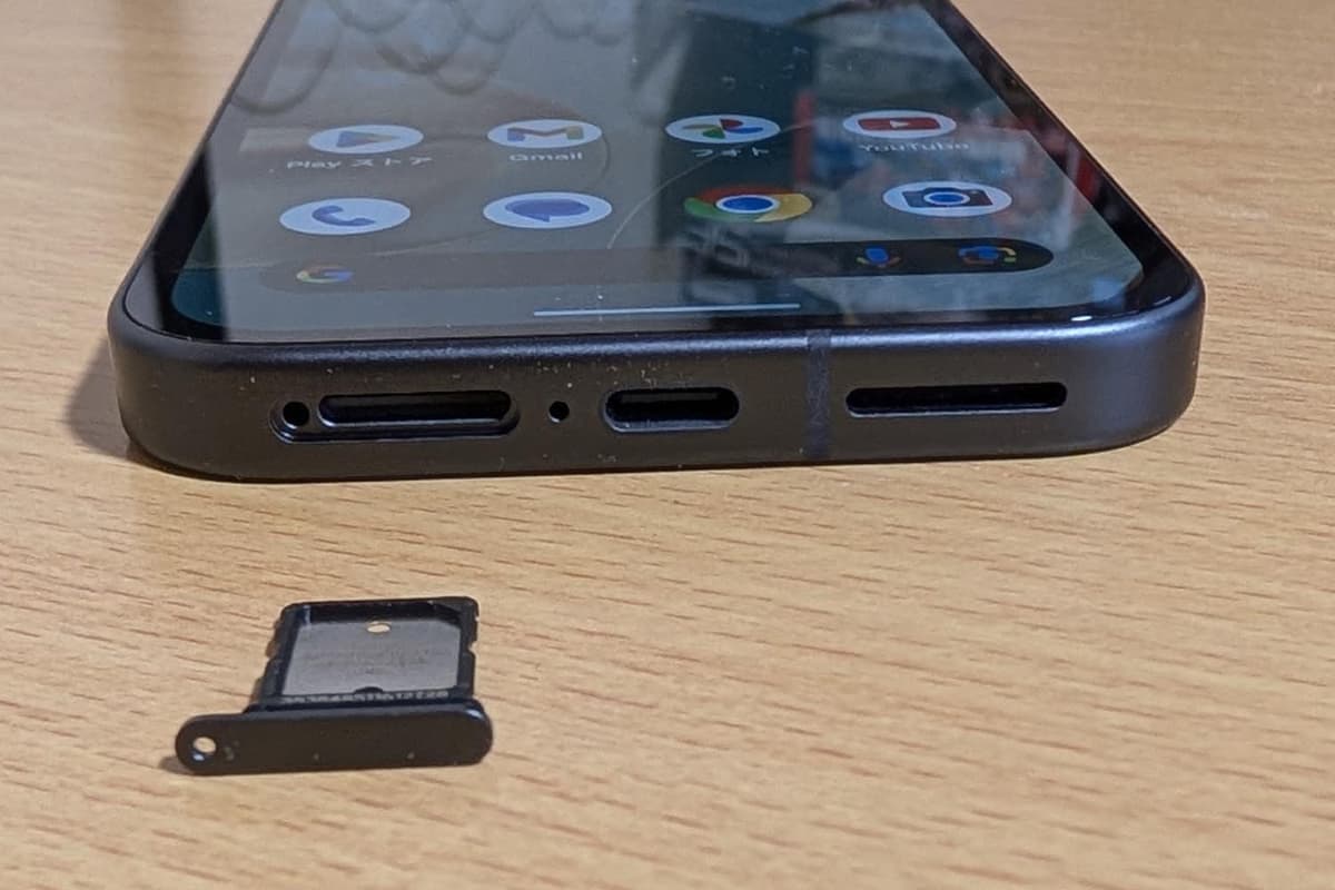 下面にはUSB Type-C端子、スピーカー穴、SIMカードトレイ