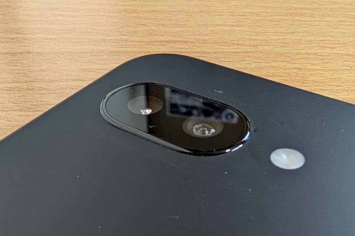Pixel 9aのカメラ部をクローズアップ。凹凸はほとんどありません
