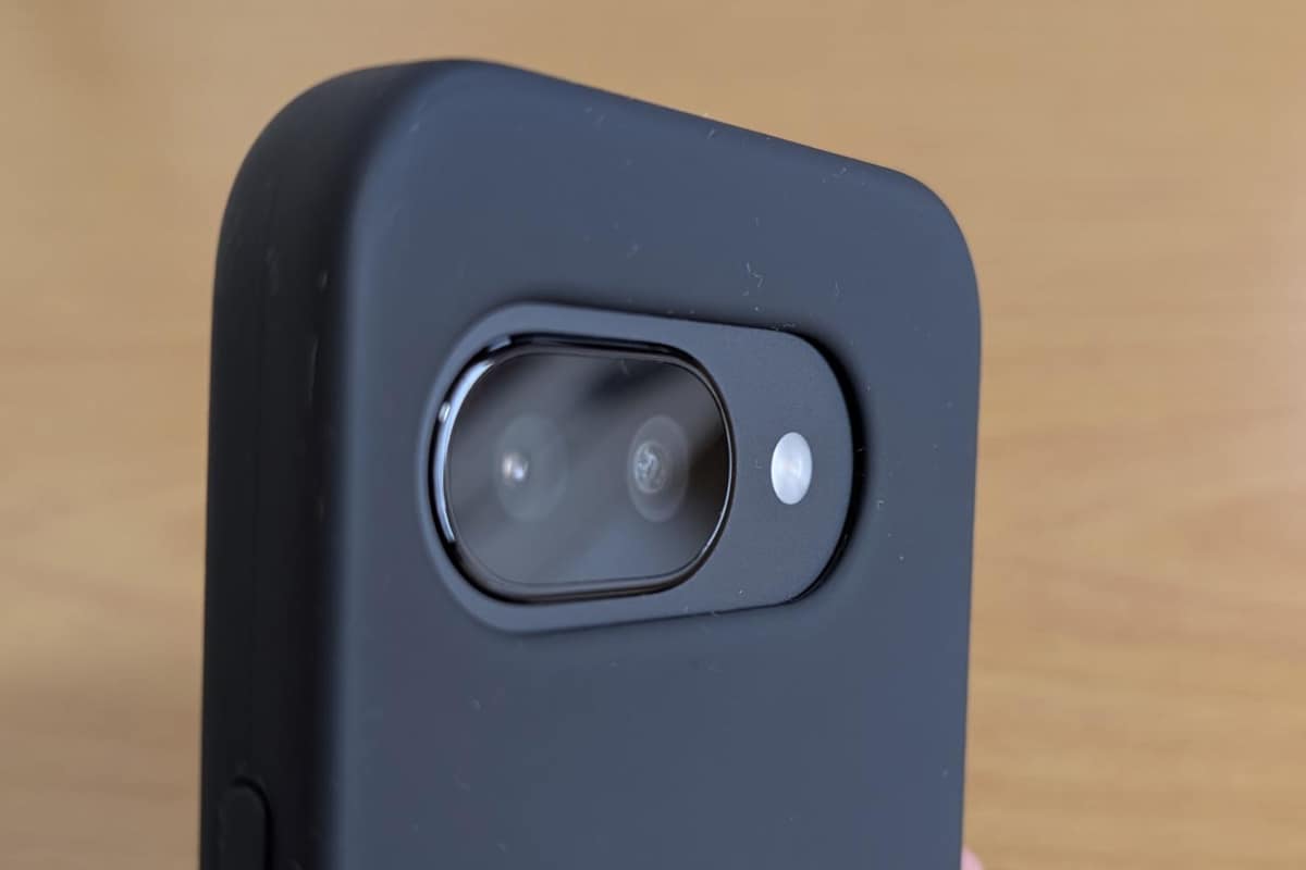 純正ケースを装着すると、カメラ部はむしろ凹んでいるようなデザインになります