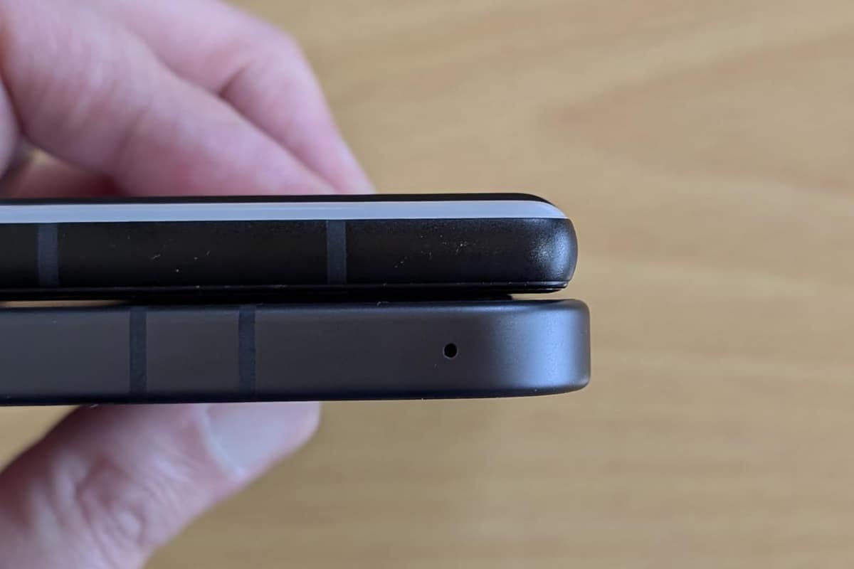 Pixel 9a(下)とPixel 6aの側面部を比較。丸まり度の差は写真で見ると小さいですが、実際手にするとかなり違います