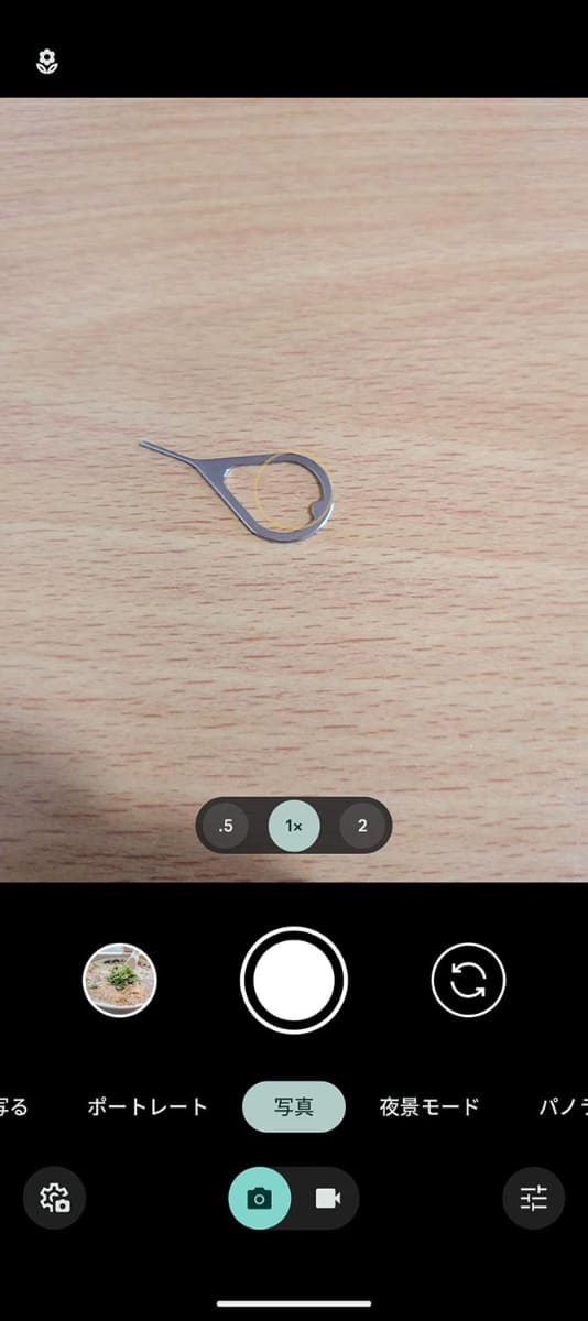 Pixel 9aでマクロ撮影すると、画面端(本画像では左上)に状態を示すアイコンが表示