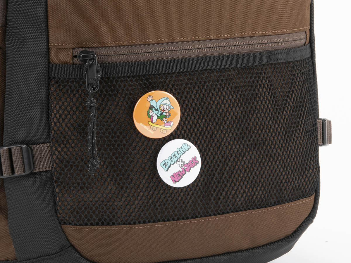 コラボ限定のオリジナル缶バッジ。好みの場所に取り付けてバッグをカスタマイズできる