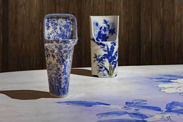 (左)染付花図(牡丹) 朝顔形小便器 個人蔵、(右)染付花と蝶図(牡丹と芭蕉) 向高形小便器 千羽コレクション。いずれも『還情園池紋製』銘、六代加藤紋右衛門、明治時代後期