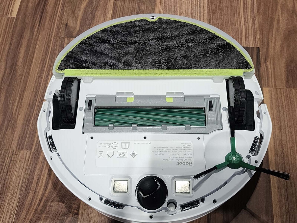 付属の水タンクに水を入れてモップパッドを取り付けることで、掃除機がけと水拭きが同時にできる