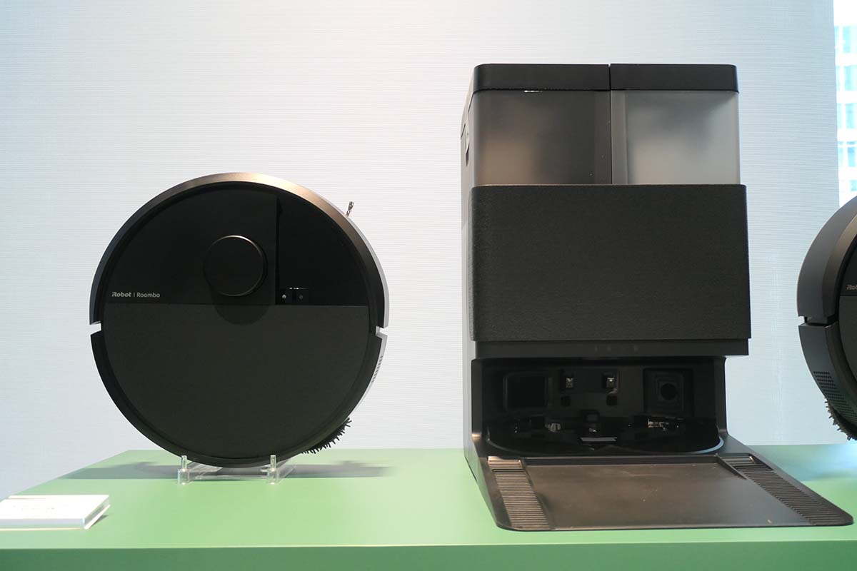 ミドルレンジ「Roomba Plus」。カラーはブラック