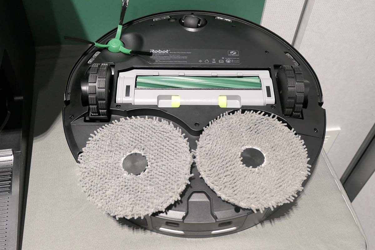 ルンバ初となる2つの大型円形モップパッドを採用。ブラシはゴム製のシングルアクションブラシ