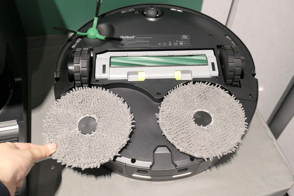 Roomba Plus 505は壁際を検知すると、モップパッドが壁際まで伸びる「PerfectEdge」を搭載