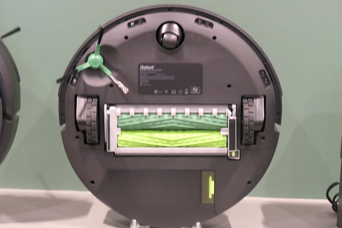 床に密着する2本のゴム製デュアルアクションブラシ