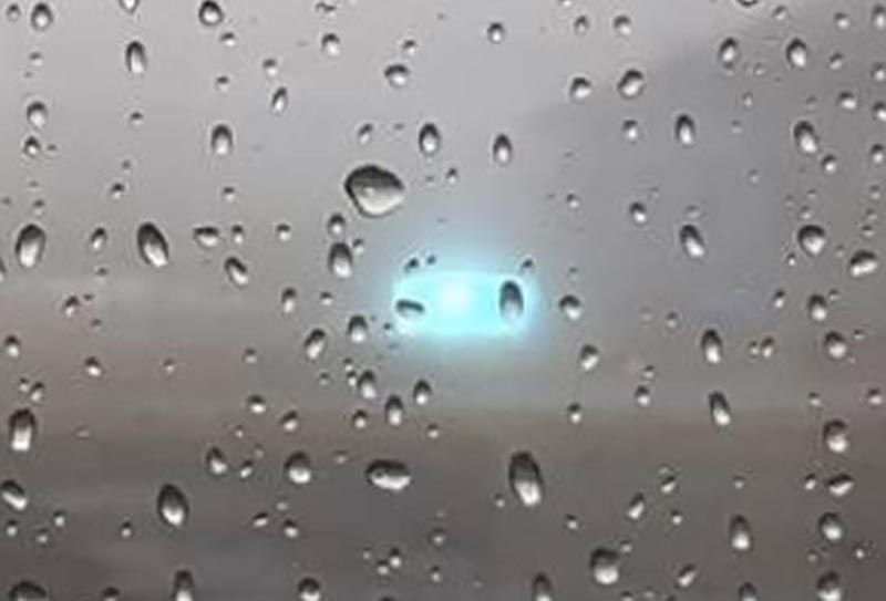 空とウインチが発光する様子