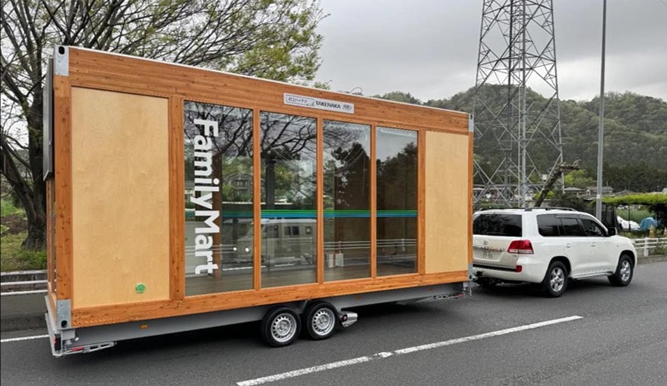 モバイルハウスを活用した移動式コンビニを牽引する様子