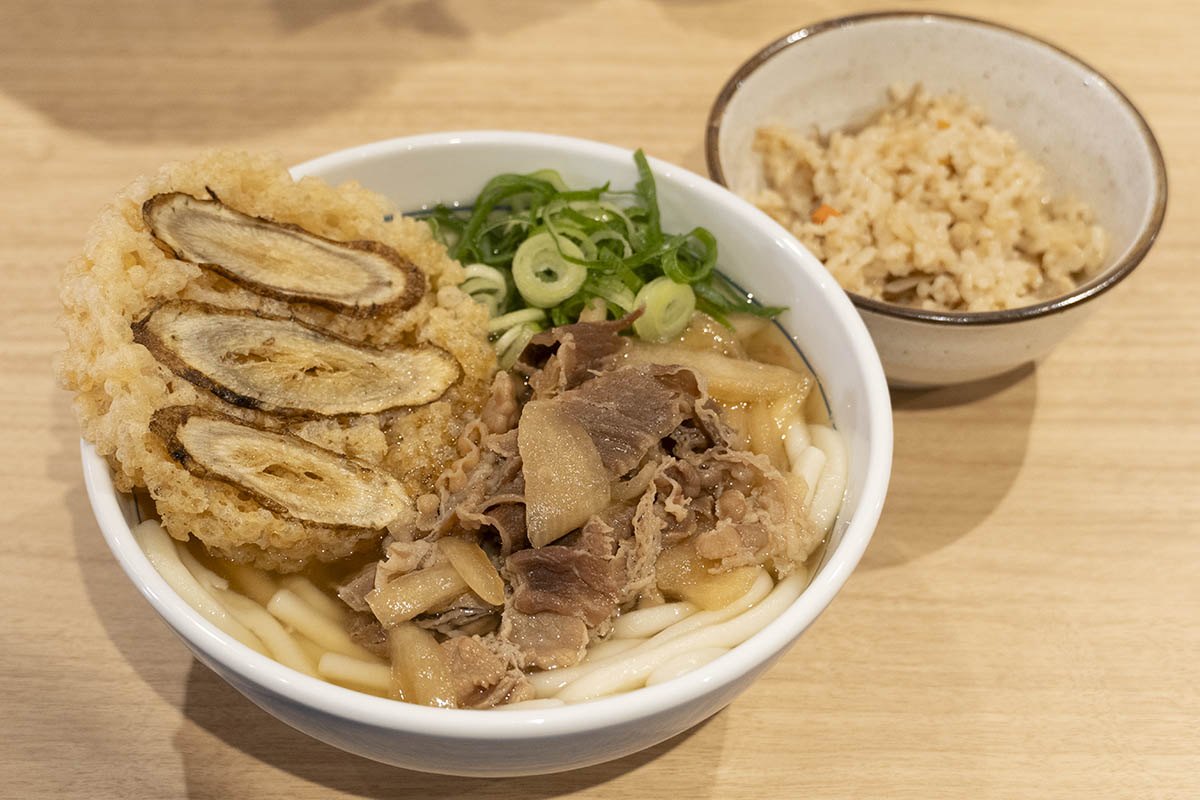 「肉ごぼう天うどん クラシック」と「かしわ飯」