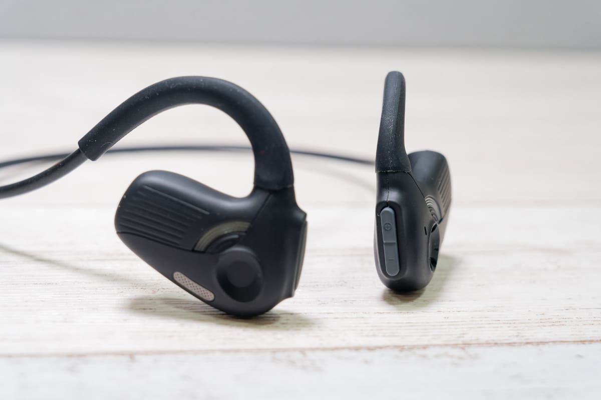 ちなみに左耳側にある2つのボタンで電源オンオフ、ペアリング、音量調整、楽曲スキップなどが可能