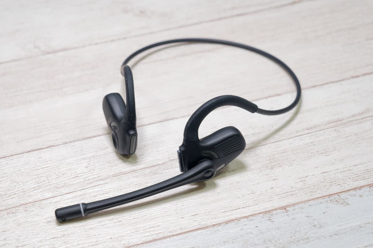 左耳側に端子があり、ここにブームマイクを装着する
