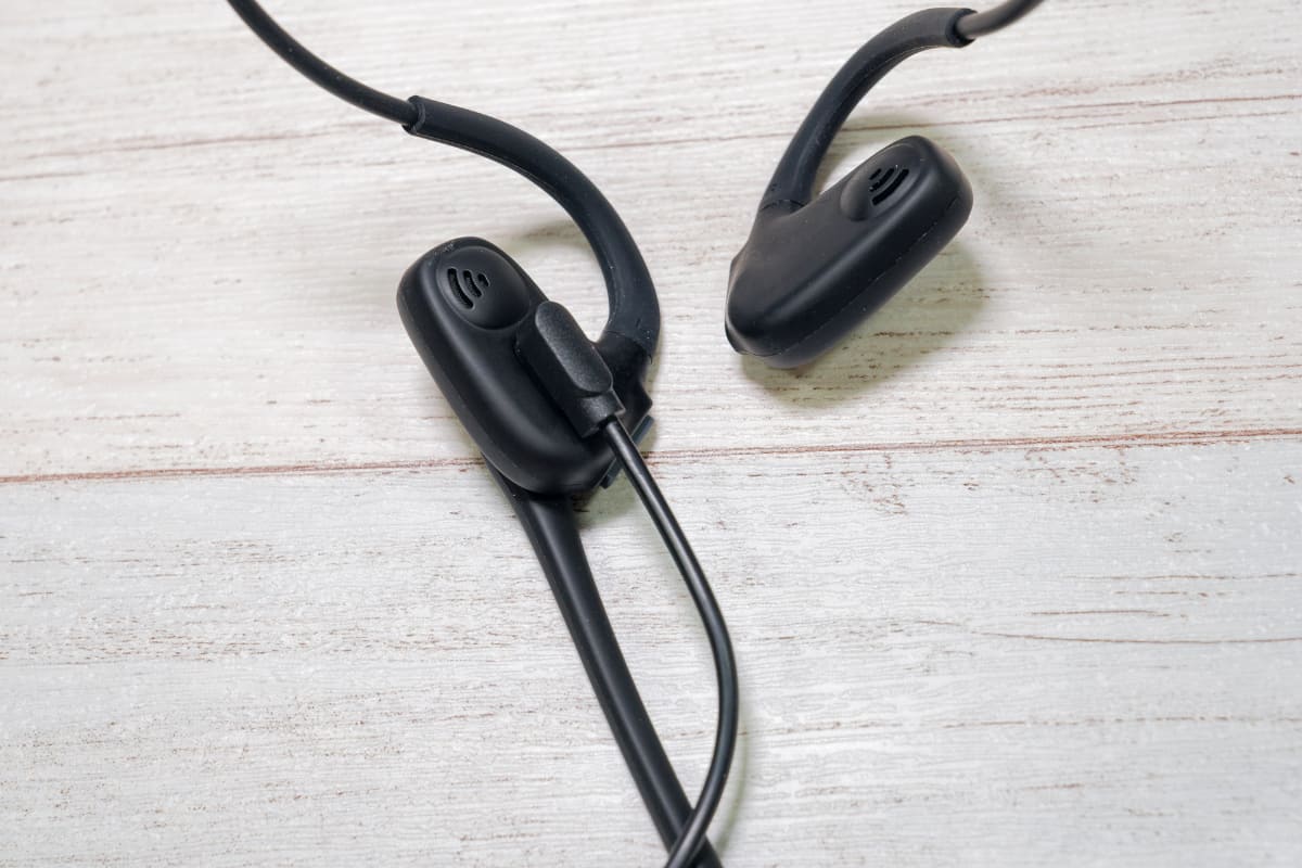 専用ケーブルで充電する仕組みで、防水に配慮