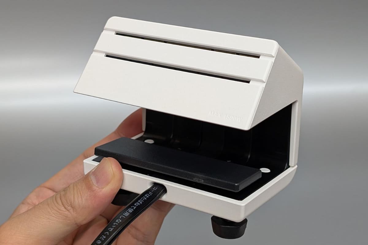 本体。ライン形状の差込口を採用しています