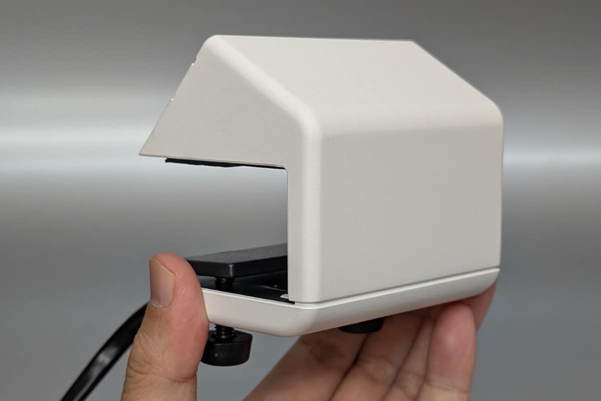 背面。クランプ式の電源タップによくあるゴツゴツ感がなくすっきりしています