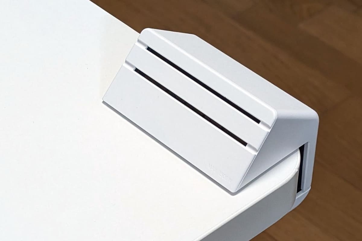 デスクの端に取り付けた状態。電源タップらしくありません