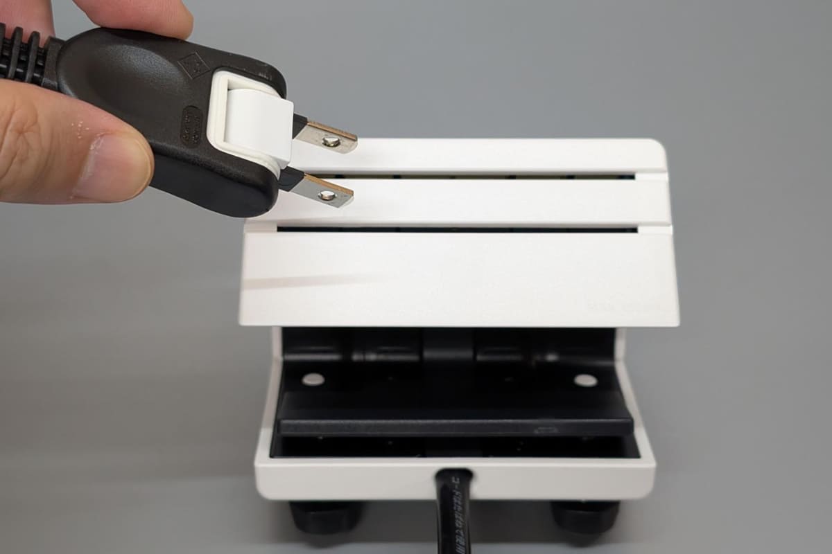 ライン形状のフリー差込口は間隔を気にせずどの位置でも差し込めます