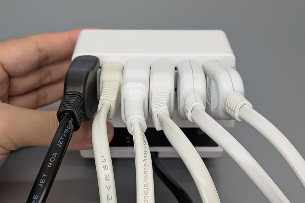 差し込める口数は「一般的な家電プラグであれば最大5口まで」。試してみたところ、6つまでは刺さりましたがオススメはできませんし、本製品の特徴であるデザインが活きないという課題もあります。難容量は合計1,500Wまで
