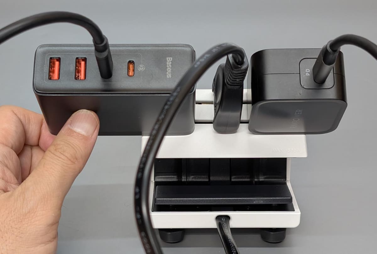 大柄なACアダプタや充電器も工夫すればスペースを無駄にせず差し込めます