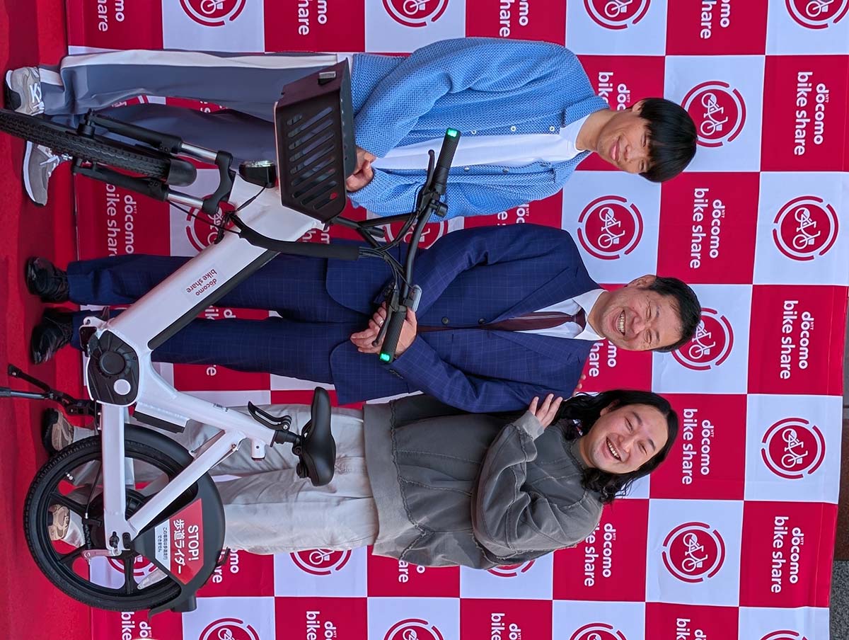 新型電動モビリティの出発式。ドコモ・バイクシェア武岡社長とゲストの「かが屋」さんが出演