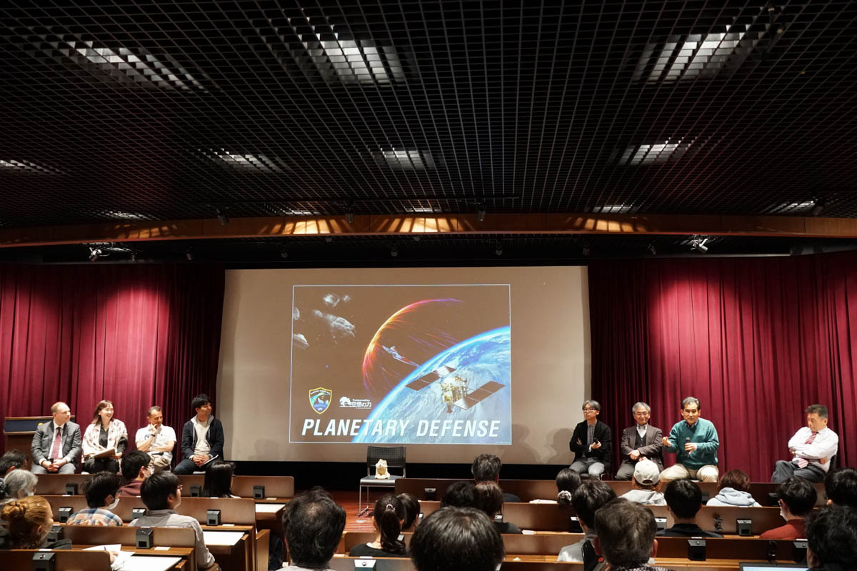 4月6日東京大学で開催された公開講演会「天体衝突から地球を守る-地球防衛の最前線」。「はやぶさ2」や「Hera」、「NEO Surveyor」を始めプラネタリーディフェンスに関連するミッションに関わる研究者らが集まった。