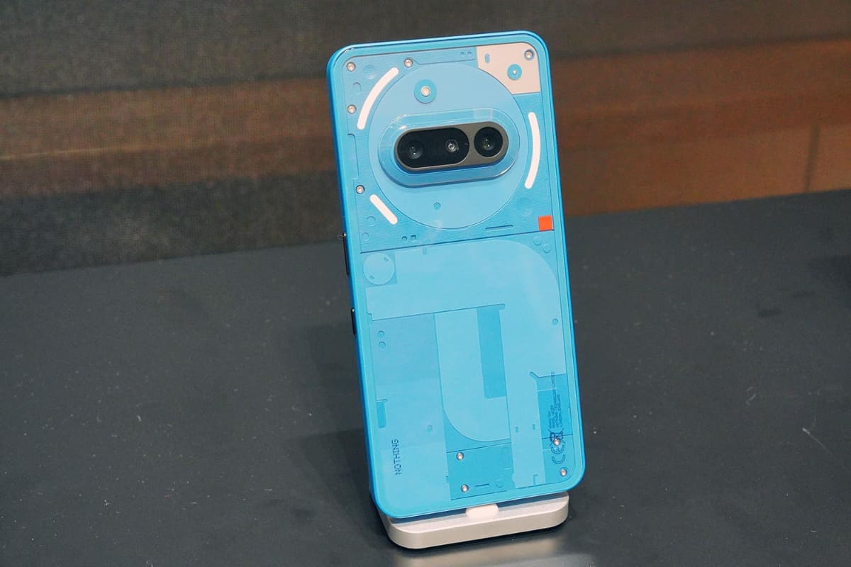 キャリアがNothingのスマホを取り扱うのは、これが初めて。楽天モバイル限定でブルーを用意した