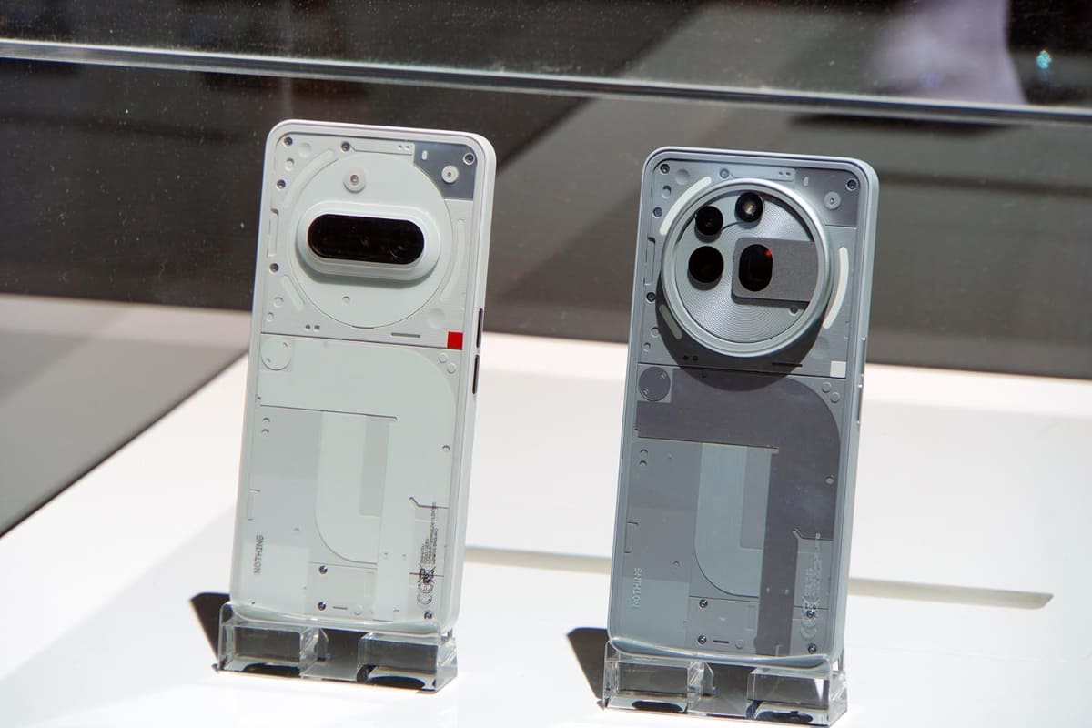 グローバルではNothing Phone(3a)Pro(写真右)も販売されているが、日本では未展開。価格も高くなるため、FeliCaを載せて数を出すのであれば標準モデルの方がいいという判断が働いたようだ