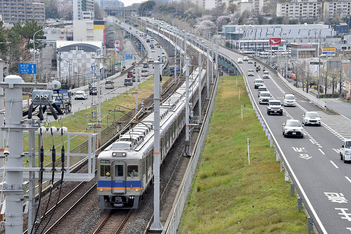栂・美木多駅から泉ケ丘駅方面へと走ってきた南海カラーの電車