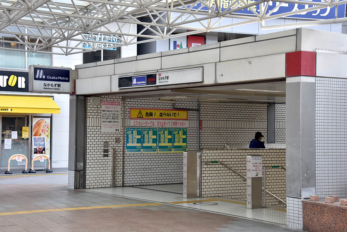南海の中百舌鳥駅と御堂筋線のなかもず駅を結ぶ通路から各線の駅を見る