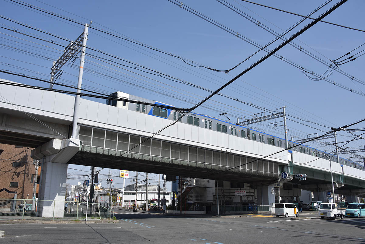 高架線を走る電車