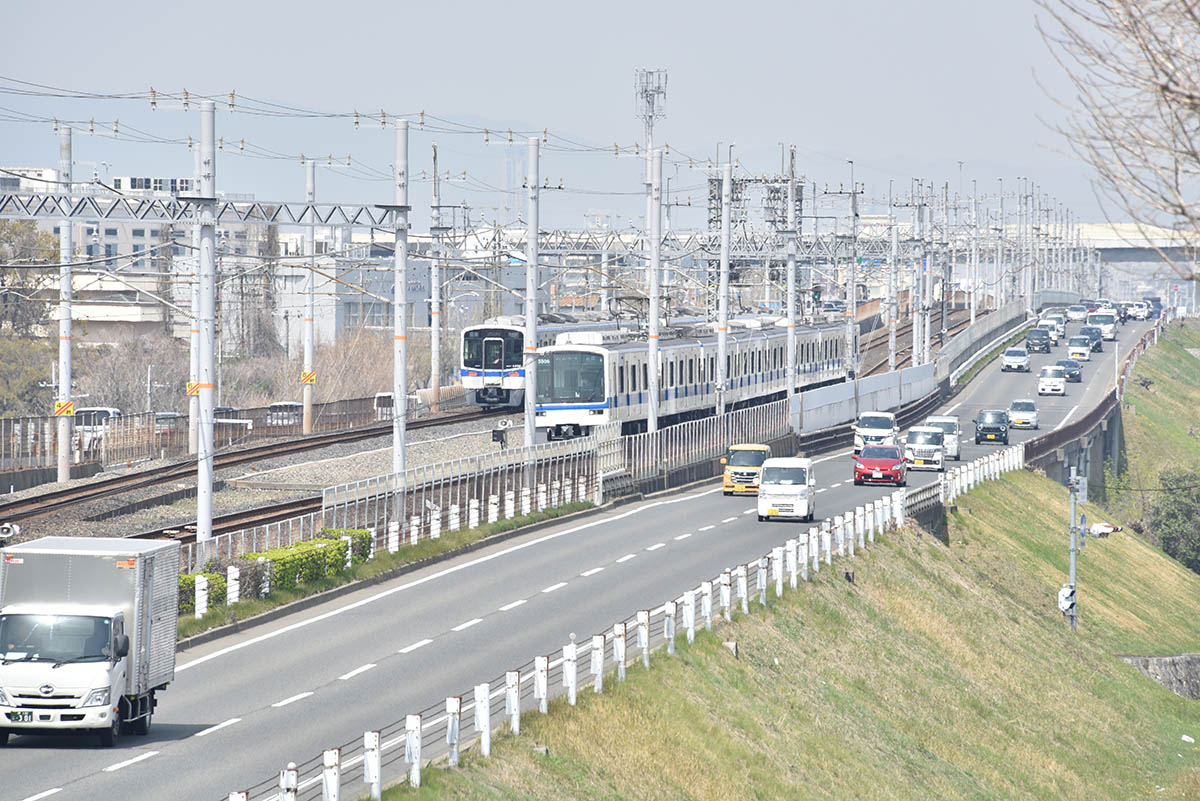 深井駅-泉ケ丘駅間を走る電車
