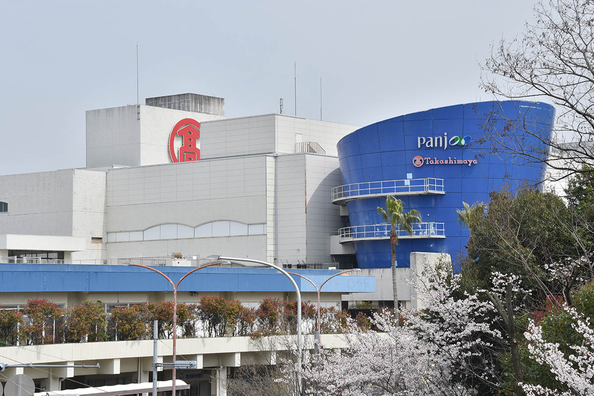 ショッピングセンターの核となっている髙島屋はニュータウンの栄華を伝える