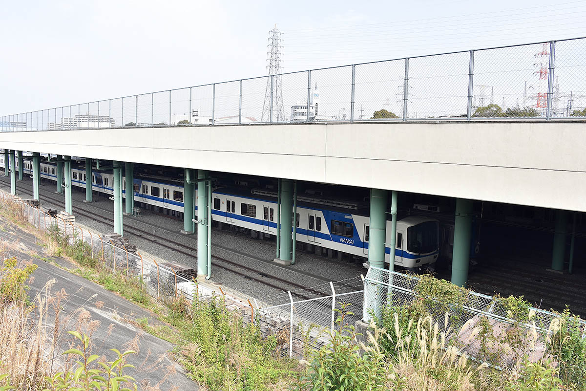 泉北線の車庫は光明池駅の南側にあり、和泉市に所在している