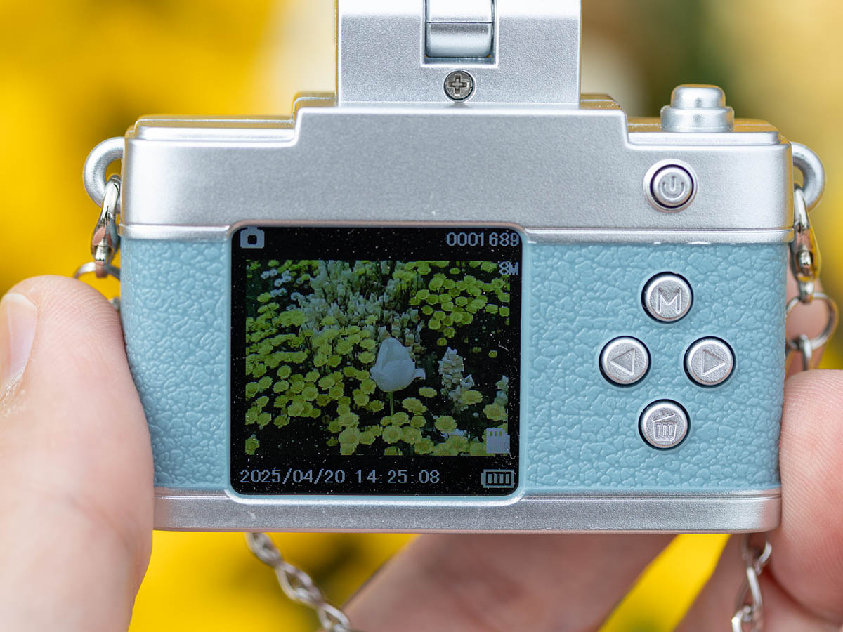 背面にはモニターやモード切替のボタンなどが付いています