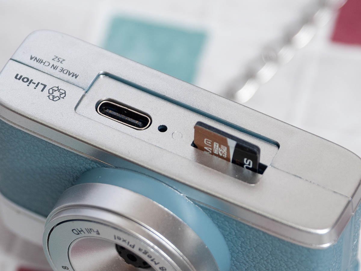 底面にUSB Type-C端子とmicroSDカードスロットがあります