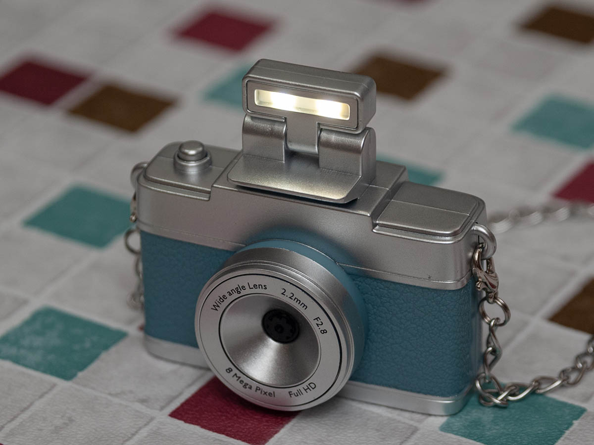 ライトは引き上げると動作します。光量は少ないですが瞳のキャッチライトにはなるかも知れません