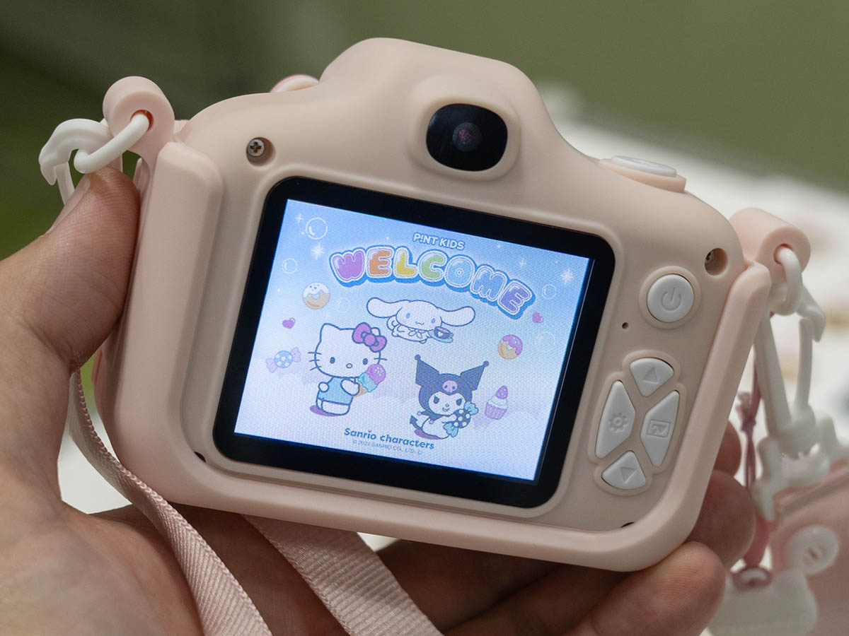 なんと背面にもカメラを備えています