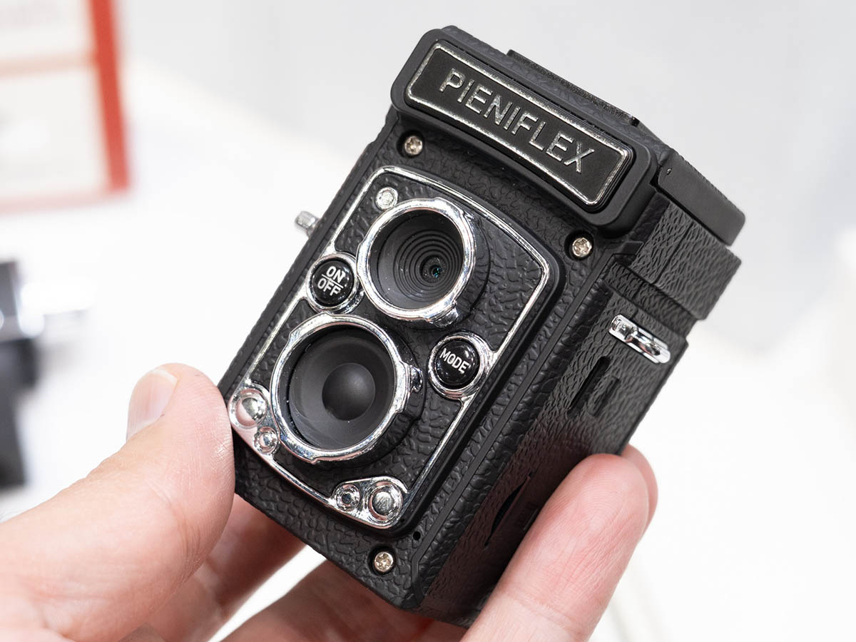 上部のフードが開いてモニターを確認できます