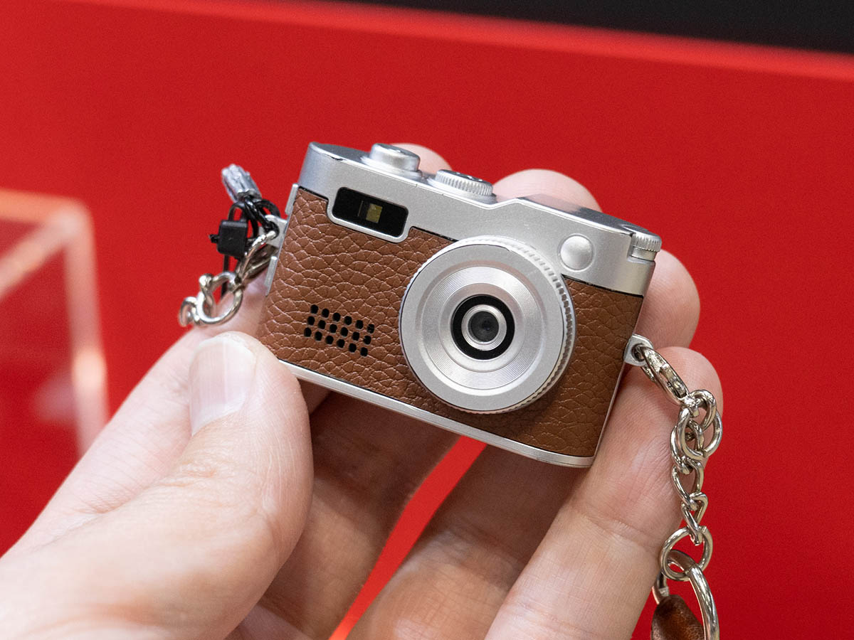 ネックストラップが付属しているので首かけで使えます