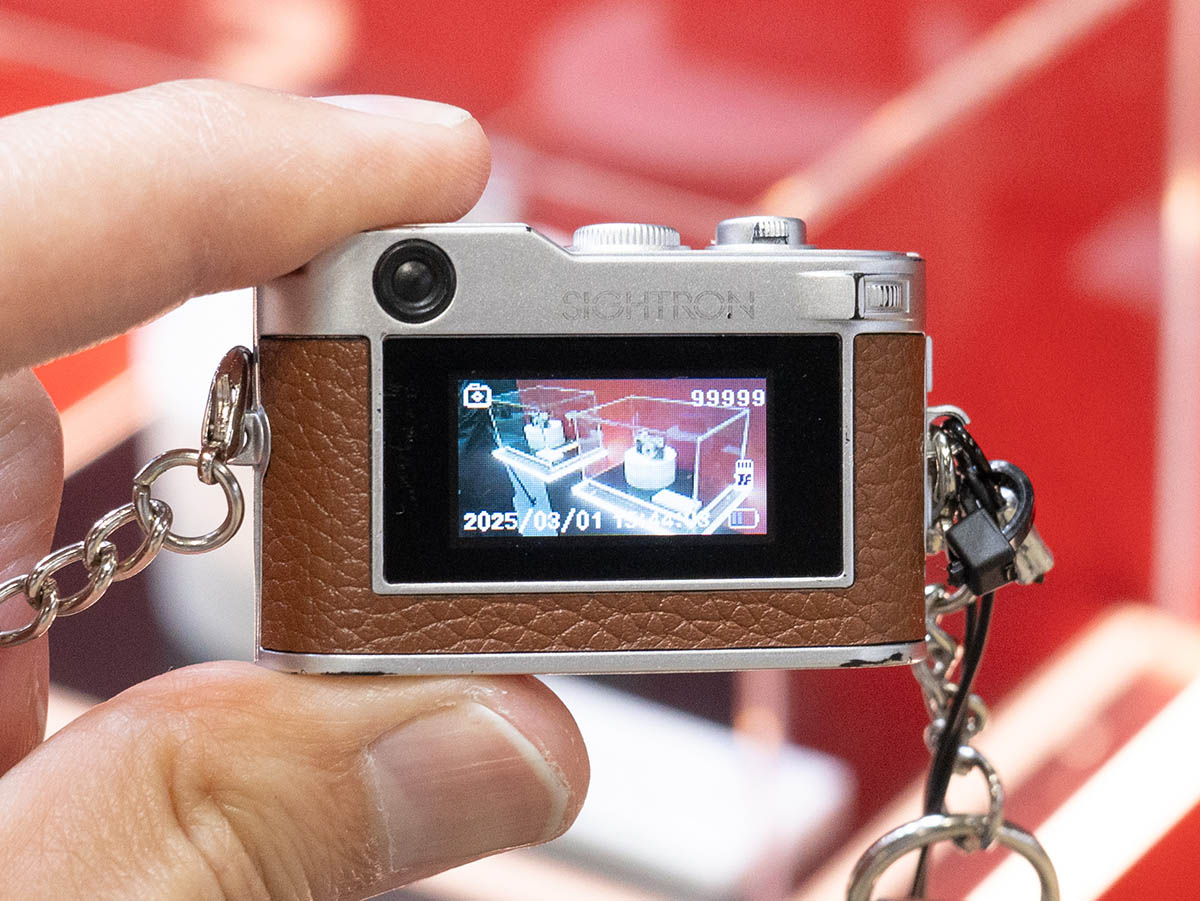 このサイズながら背面モニターを搭載しています