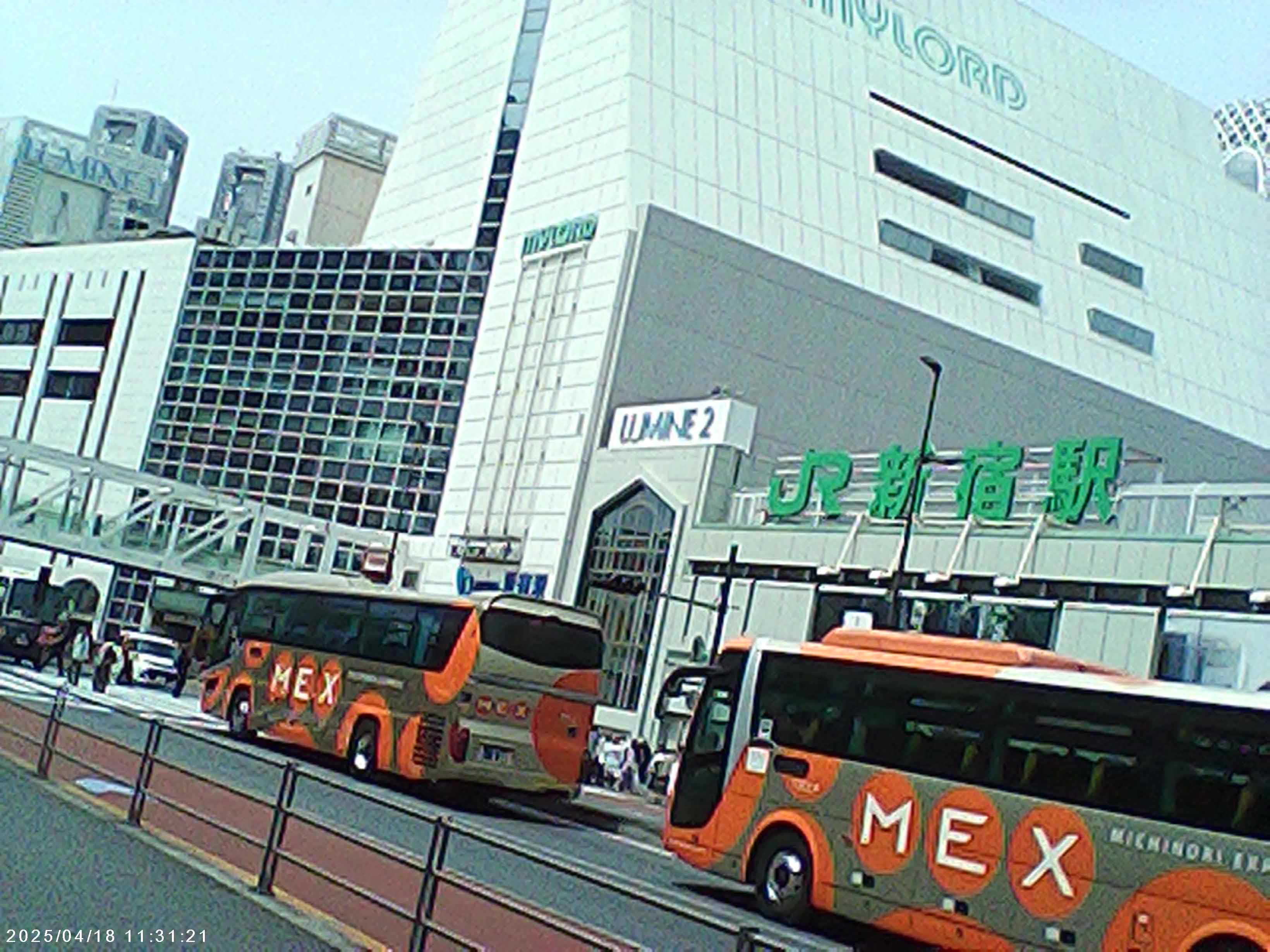 日中でも微妙な画質で、エッジにギザギザも見られます