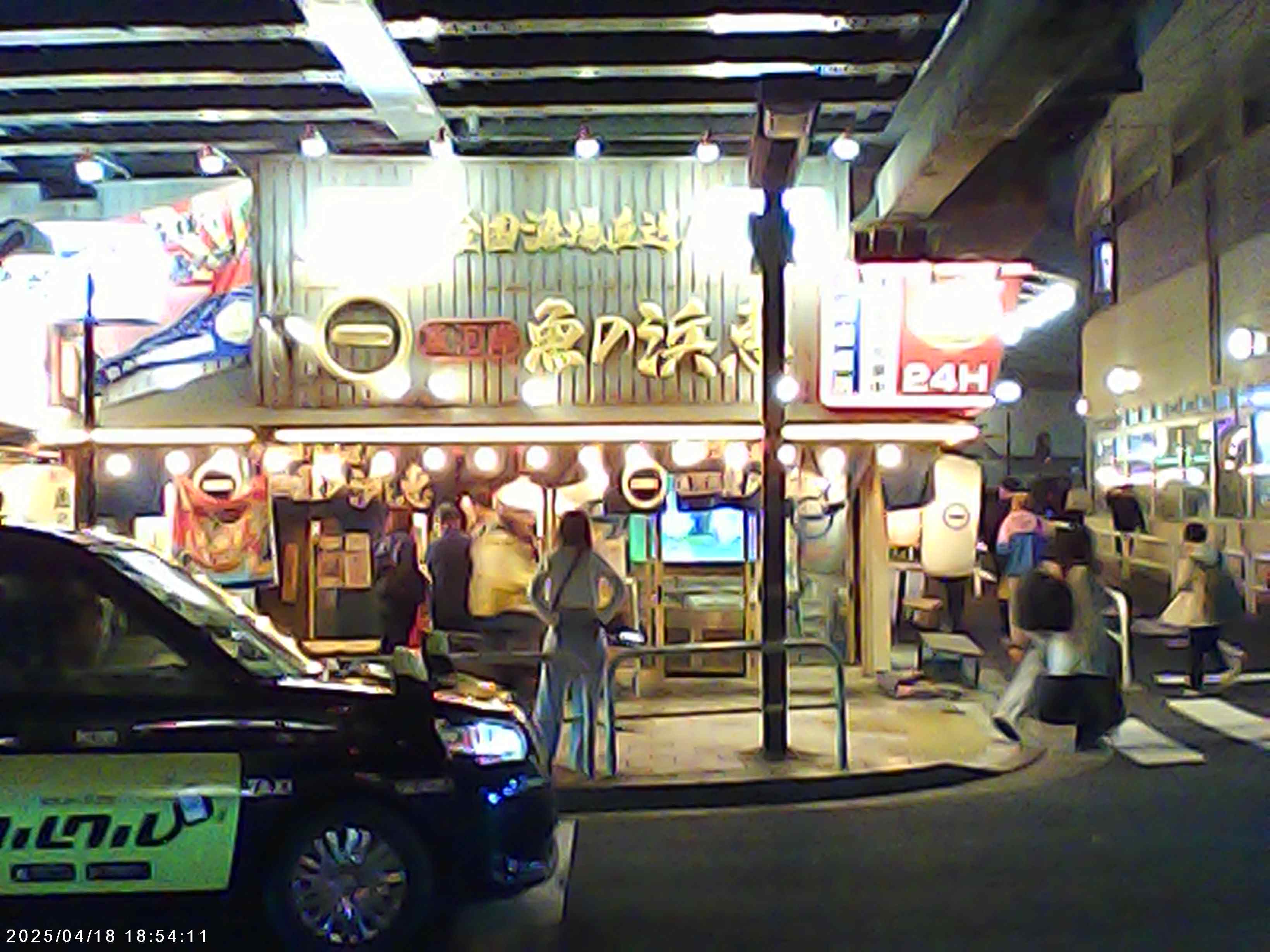 夜の撮影はノイズリダクションを効かせているのか、油絵のような描写に。これはこれで面白そうです