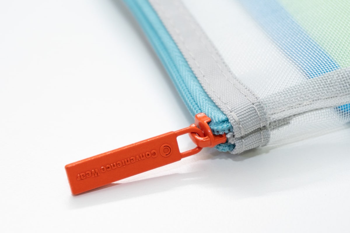 オレンジのチャックが印象的