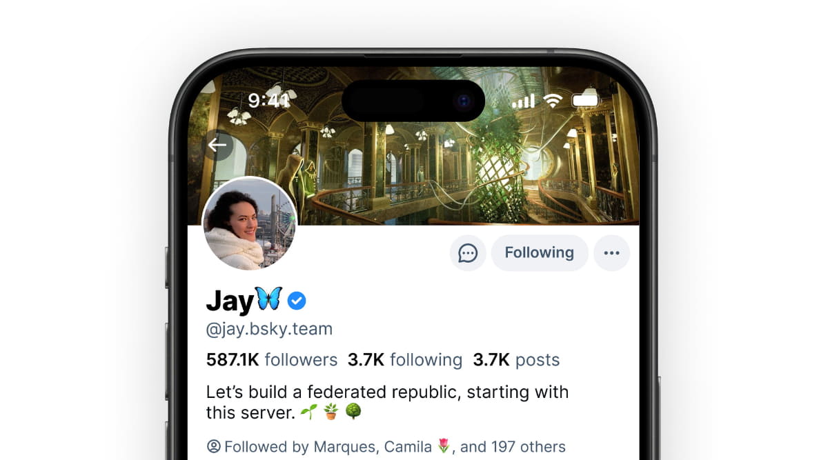 認証済みアカウントは名前の横に青い丸のチェックマークが表示される