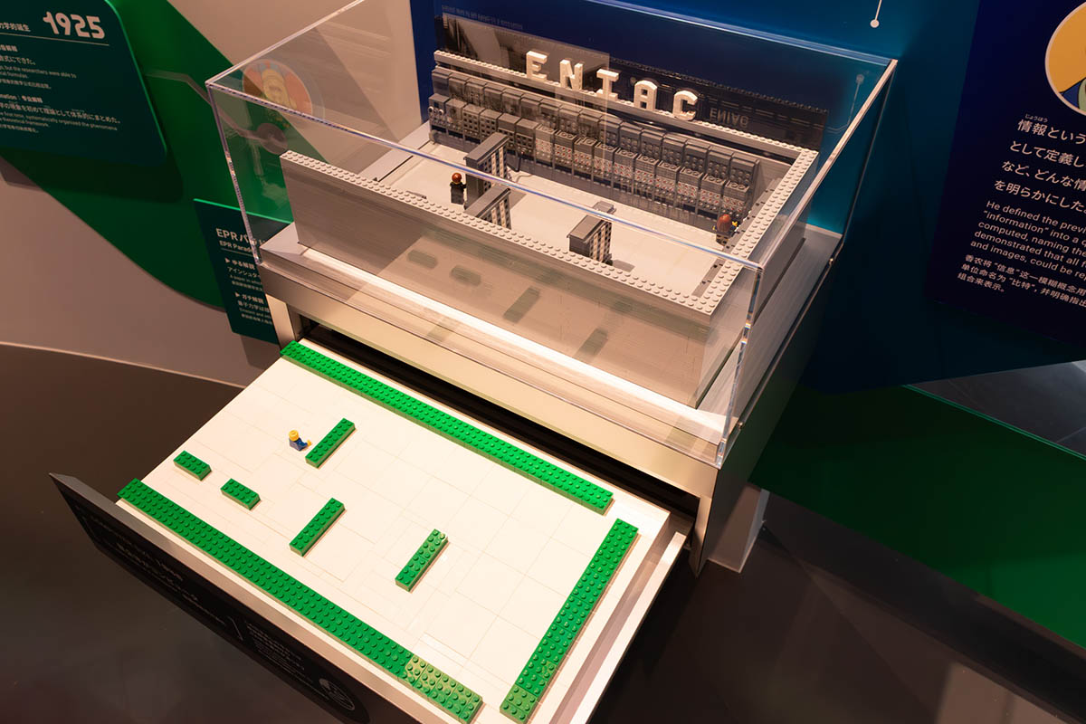 ENIACのレゴ。引き出すと出てくる緑のブロックは視覚障害者がコンピュータのサイズや位置関係を知るための工夫です