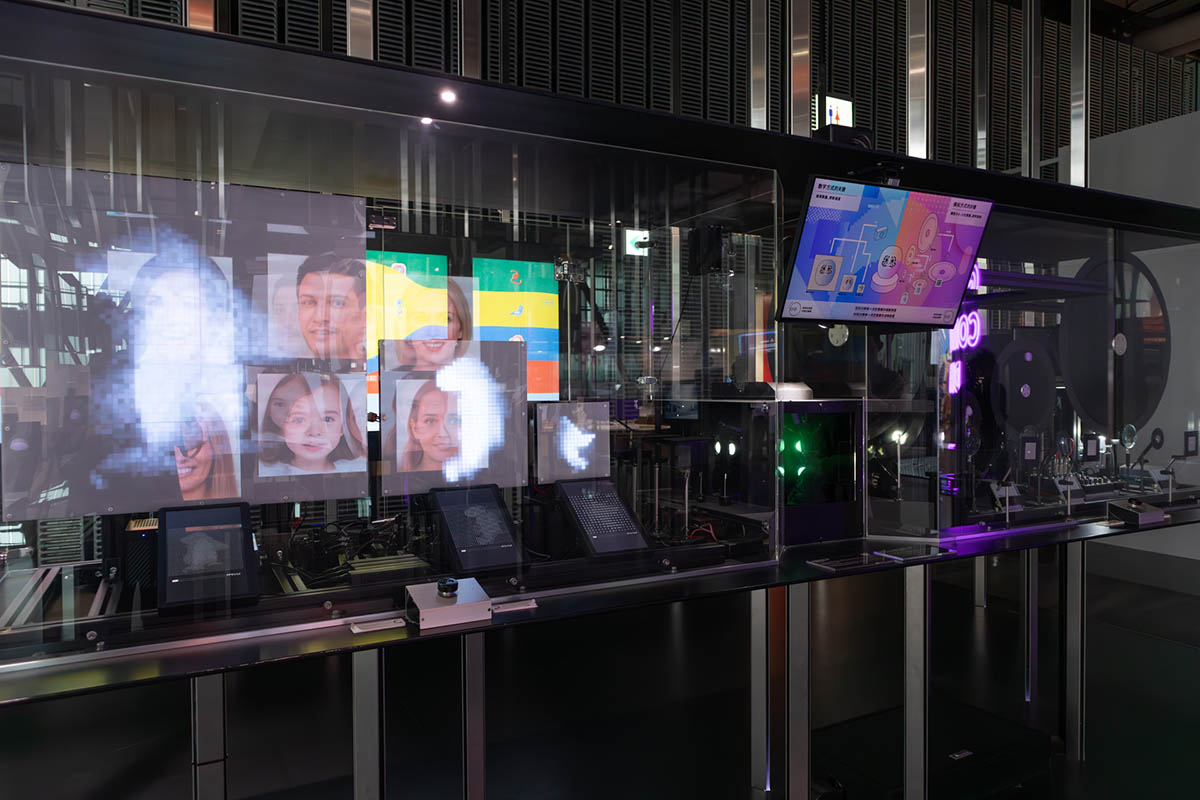 新展示ではありませんが、量子コンピュータ・ディスコの隣にはデジタルとアナログの違いを説明する装置などもありました