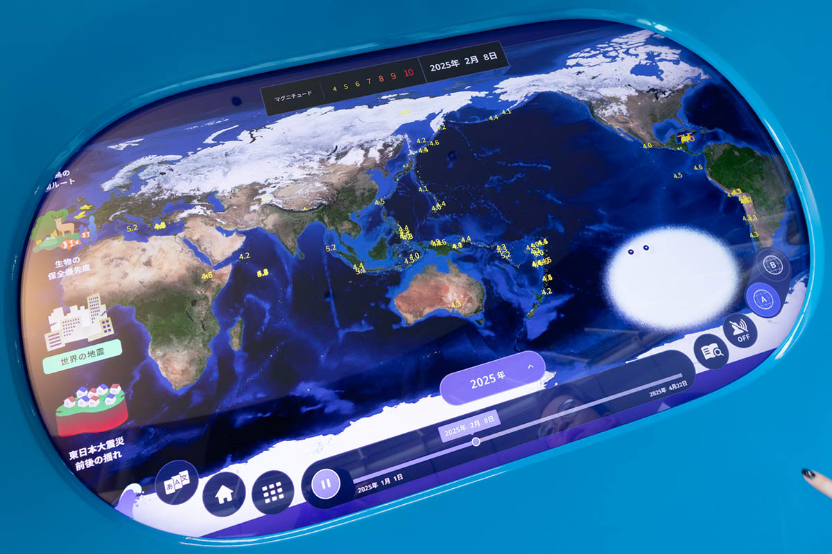 世界の地震の画面。1960年からのデータを年ごとに見られます