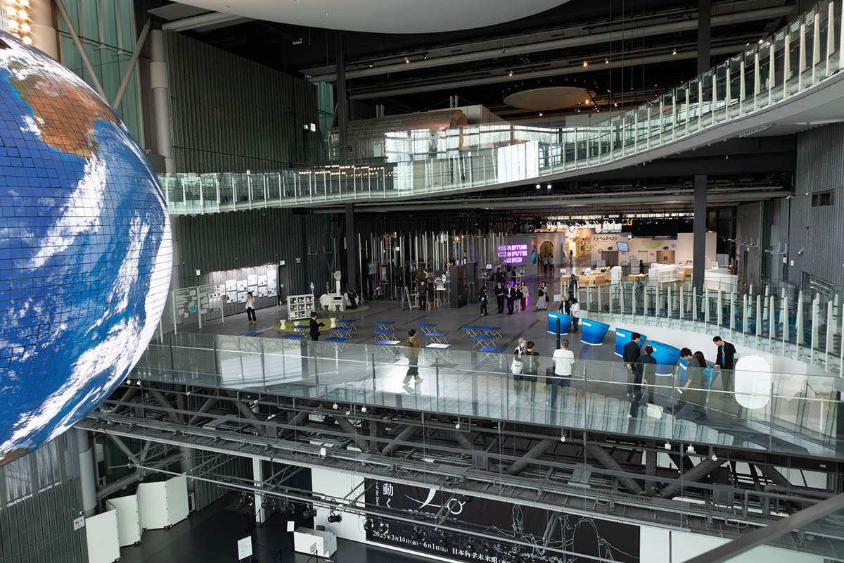 3階から5階へはエスカレーターもありますが、このオーバルブリッジを歩くと地球儀の「ジオ・コスモス」を近くで見られます。なお4階に展示スペースはありません